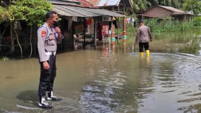Kapolsek Lima Puluh Monitoring Banjir di Gambus Laut