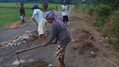 Kades Suka Raja Gotong Royong Bersama Masyarakat