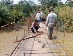 Bhabinkamtibmas Polsek Medang Deras Bantu Perbaikan Jembatan