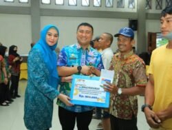 Bupati Salurkan Bansos ke Nelayan dan Supir Angkot Labura