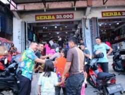 Bupati Labura Ajak Anak -Anak Kristen Belanja Pakaian