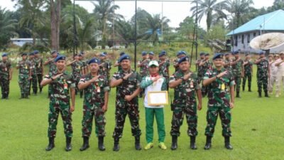 Danlanud Had Beri Penghargaan Honorer Berprestasi