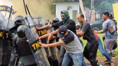 Pendemo Memaksa Masuk Area Pos Lanud Had