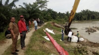 PUPR Batubara Perbaiki Tanggul Jebol