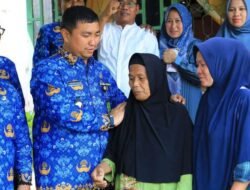 Bupati Labura Bantu Korban Kebakaran Kampung Pajak