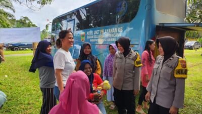 Dua Polwan Cantik Polsek Terawas Amankan Pelayanan KB