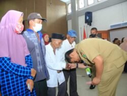 Bupati Labura Bantu Guru Mengaji,Bilal Mayat dan Nazir Masjid