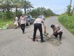 Sat Lantas Mura Tutup Lubang Jalan