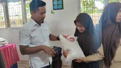 Kadin Berbagi ke Guru Honor dan Siswa Yatim Batubara