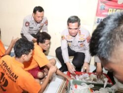 Kapolres Batubara Bagi Takjil ke Tahanan