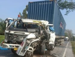 Mobar Tracktor Head Kontra Truck Tangki Semen Curah di Batubara