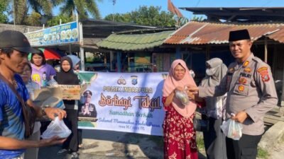 Kapolsek Bersama Camat Bagi Takjil