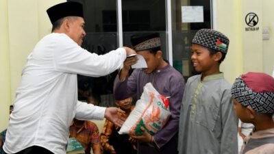Di Masjid Al Ikhlas Desa Sumber Tani, Bupati Batubara Santun 50 dan Beri 2 Pendingin