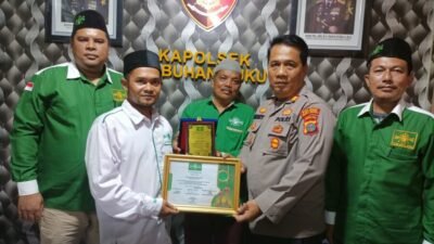 NU Batubara Beri Penghargaan Kapolsek Labuhan Ruku