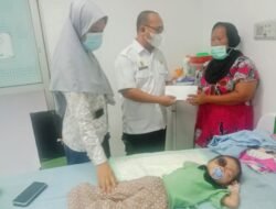 Bupati Zahir Fasiltasi BPJS Balita Bengkak Mata di RSU Adam Malik