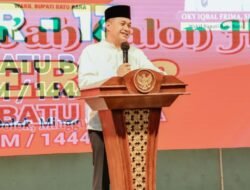 Bupati Zahir Beri Alat Komunikasi Petugas Haji dan Uang ke Seluruh Jamaah Haji Batubara