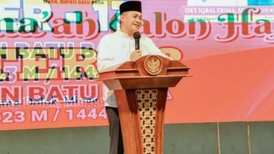 Bupati Zahir Beri Alat Komunikasi Petugas Haji dan Uang ke Seluruh Jamaah Haji Batubara