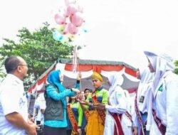 Ny Hj Maya Berikan TTD ke Remaja Putri