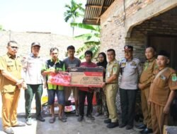 Wabup Labura Serahkan Bantuan Korban Puting Beliung