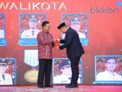 Bupati Labura Terima Anugrah MMK