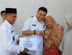 Bupati Labura Serahkan BLT-DD Untuk 54 Orang 2 Desa