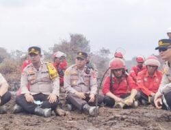 Tim Gabungan Polres Mura Padamkan 2 Lokasi Karhutlabun
