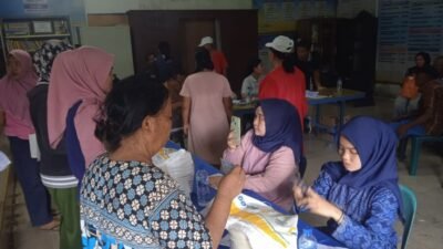 Warga Desa Pematang Panjang Terima Bantuan Beras