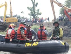 Pj Gubsu Bersama Kasad Naik Perahu Ikut Gotong Royong di Sungai Deli