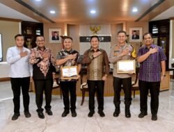 Pj Gubsu Beri Penghargaan Kapolrestabes dan Kasat Reskrim