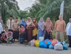 Penyuluh dan Pengajian Ummu Solehah Bantu Pangan, Uang dan Pakaian Korban Banjir