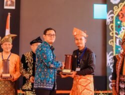 Launching Desa Anti Korupsi, Siswanto SPd Terima Penghargaan KPK