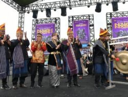 Berbusana Adat Pakpak, Pj Gubsu Pukul Gong di Pesta Budaya Njuahnjah