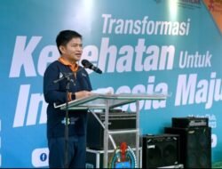 Pj Gubsu Beri Penghargaan Nakes dan Kader Posyandu di Puncak HKN ke-59 Sumut