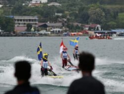 Parade Pembalap Iringi Pembukaan Aquabike Jetski World Championship Danau Toba