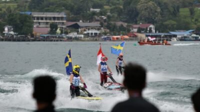 Parade Pembalap Iringi Pembukaan Aquabike Jetski World Championship Danau Toba