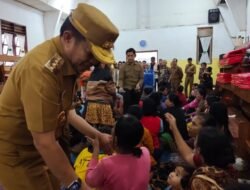 Kunjungi Korban Banjir Bandang Samosir, Pj Gubsu Serahkan Bantuan