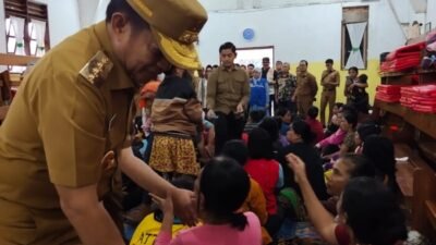 Kunjungi Korban Banjir Bandang Samosir, Pj Gubsu Serahkan Bantuan