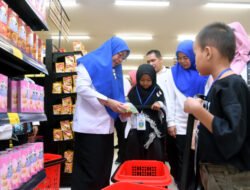 Pj Ketua TP PKK Sumut Berbagi ke Lansia dan Anak Yatim Piatu