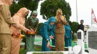 Pj Ketua TP PKK Sumut Ziarahi Makam Pahlawan