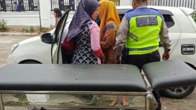 Satlantas Batubara Bantu Kawal Ibu Hamil Hendak Melahirkan ke Puskesmas