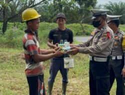 Satlantas Polres Batubara Berbagi Nasi Kotak ke Pekerja Kebun dan Pengarit Rumput