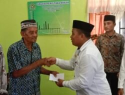 Fakir Miskin Terima ZIS di Kantor KUA Medang Deras