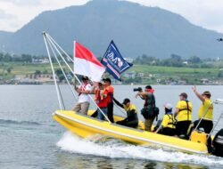 Ribuan Penonton Kibarkan Merah Putih Melihat Parade F1H2O di Tepian Danau Toba