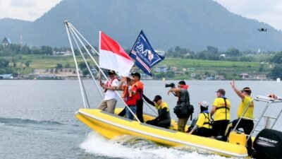 Ribuan Penonton Kibarkan Merah Putih Melihat Parade F1H2O di Tepian Danau Toba