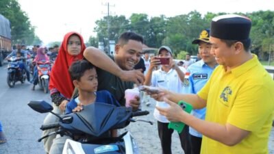 ASN Labura Berbagi Takjil ke Masyarakat