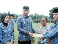 Pemkab Batubara Bagi Ribuan Bendera Merah Putih