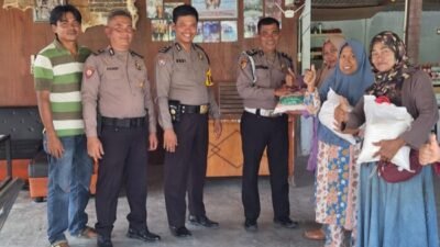 Kapolsek Indrapura Serahkan Bantuan Duafa