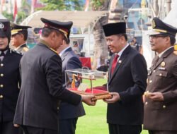 Agus Fatoni Terima Pin Emas, Pedang dan Piagam dari Kapolri