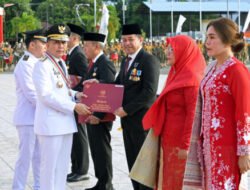 Pj Gubernur Sumut Serahkan Tanda Kehormatan ASN Berprestasi