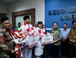 Pj Gubernur Serahkan Bonus Rp 10 Juta Kepada Paskibraka Nasional Asal Sumut